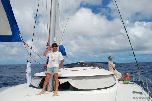 Trio d'observateurs sur la grand catamaran