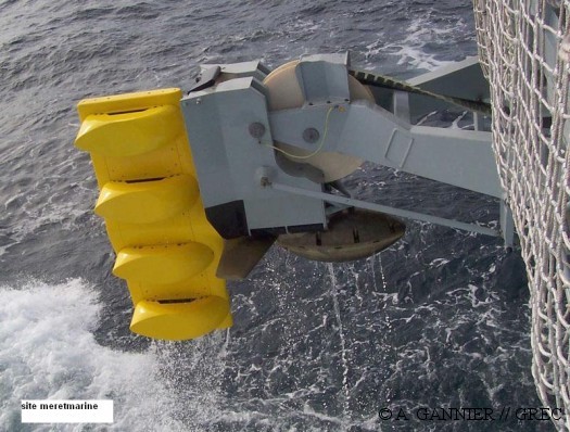 Un sonar remorqué type Thalès 2087, sur une frégate de la Royal Navy