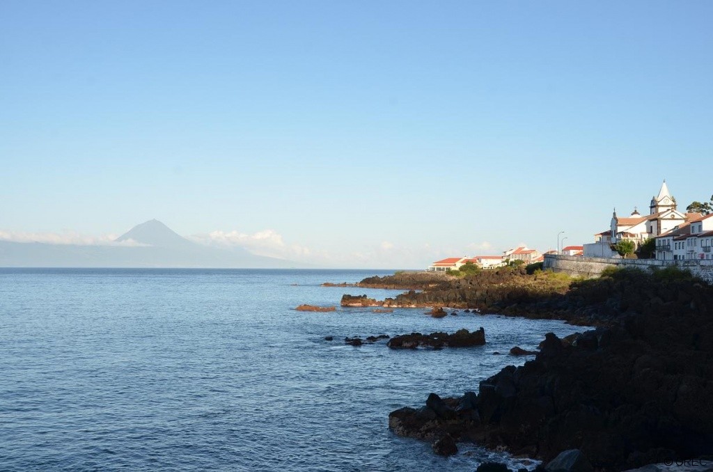 Pico, vu depuis le petit port de La Calheta (Sao Jorge)