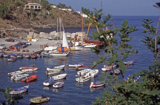 Le petit port d'Ustica en juillet 1989, Anacaona postée près du fileyeur