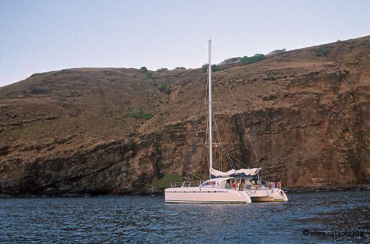 Notre grand cata, au repos dans la 'baie de l'aéroport'